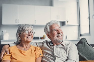 Hayalperest, orta yaşlı, sevgi dolu, uzak bir yere bakan, ortak bir gelecek planlayan ya da hatırlayan, oturma odasındaki rahat koltukta dinlenen, huzurlu bir anın tadını çıkaran, orta yaşlı, yaşlı bir aile çifti.