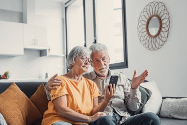 Kötü haber alan yaşlı çift şok oldu, dolandırıcılık, para çalmak, kayıp, aşırı harcama, mali sorun, hesap makinesi tutmak, telefon kullanmak, monitöre bakmak.