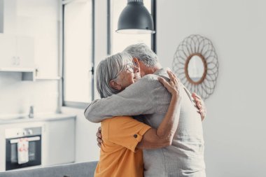 Aşık mutlu olgun çift kucaklayan, kapalı gözlü gri saçlı karı koca gülme, yatay afiş, orta yaşlı gülümseyen aile ihale an zevk, mutlu evlilik, samimi duygular