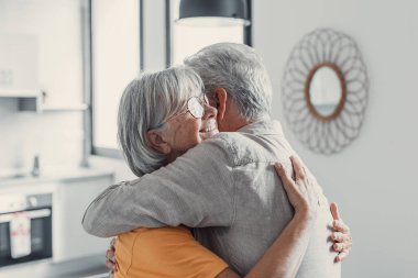 Aşık mutlu olgun çift kucaklayan, kapalı gözlü gri saçlı karı koca gülme, yatay afiş, orta yaşlı gülümseyen aile ihale an zevk, mutlu evlilik, samimi duygular