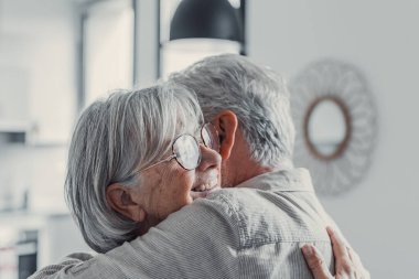 Aşık mutlu olgun çift kucaklayan, kapalı gözlü gri saçlı karı koca gülme, yatay afiş, orta yaşlı gülümseyen aile ihale an zevk, mutlu evlilik, samimi duygular