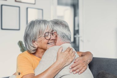 Aşık mutlu olgun çift kucaklayan, kapalı gözlü gri saçlı karı koca gülme, yatay afiş, orta yaşlı gülümseyen aile ihale an zevk, mutlu evlilik, samimi duygular