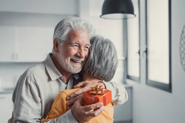 Cuidar Sonriente Anciana Madura Dando Envuelto Caja Regalo Sonriente Viejo —  Fotos de Stock