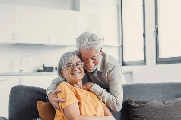 Retrato Cabeza Ancianos Sonrientes Años Marido Mujer Sentarse Relajarse Sofá —  Fotos de Stock