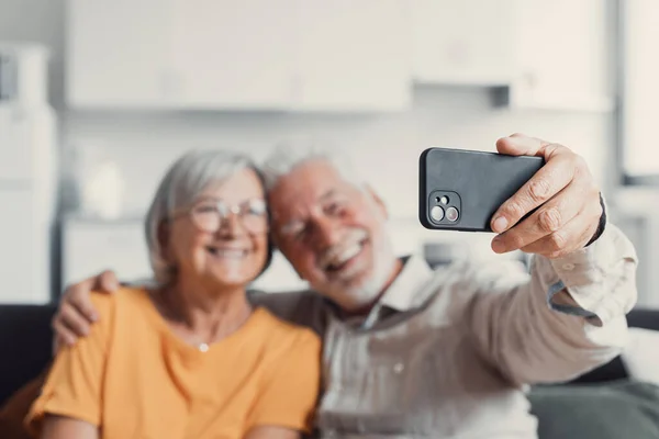 Feliz Pareja Ancianos Tomando Selfie Teléfono Celular Sonriendo Cónyuges Maduros — Foto de Stock