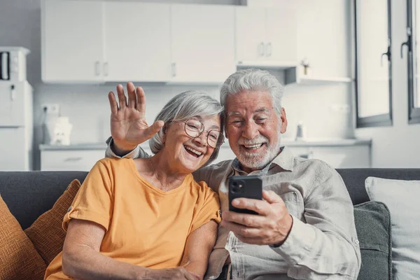 Pareja Jubilada Feliz Familia Usando Teléfono Móvil Para Videollamada Juntos —  Fotos de Stock