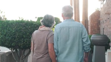 Güzel, son sınıf çifti parkta birlikte vakit geçirirken çekilmiş görüntüler.