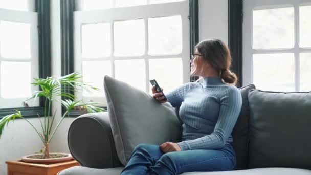 Imagens Bela Jovem Mulher Usando Smartphone Sofá Casa — Vídeo de Stock
