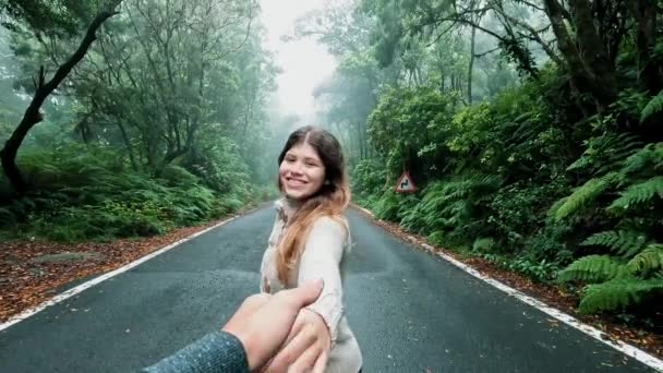 Imágenes Una Hermosa Joven Caminando Por Carretera Bosque — Vídeos de Stock