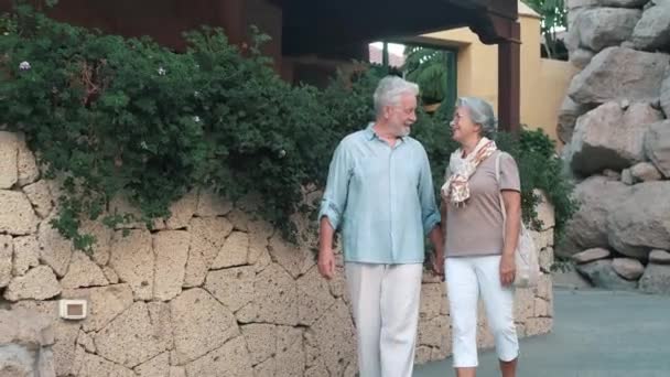 Bilder Vackra Romantiska Senior Par Promenader Stadens Gata Solnedgången — Stockvideo