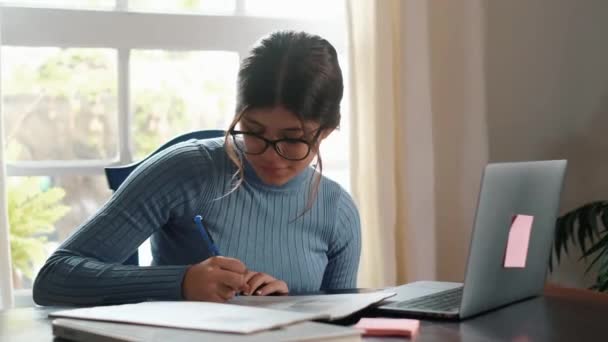 Záběry Sebevědomé Krásné Mladé Podnikatelky Pracující Notebookem Doma — Stock video