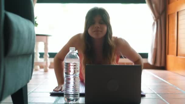 Imágenes Una Hermosa Joven Practicando Yoga Mientras Trabaja Desde Casa — Vídeos de Stock