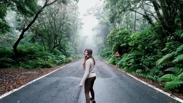 Filmaufnahmen Einer Schönen Jungen Frau Die Auf Einer Straße Wald — Stockvideo