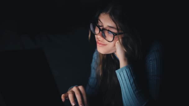 Imagens Bela Jovem Mulher Trabalhando Com Laptop Sofá Quarto Escuro — Vídeo de Stock