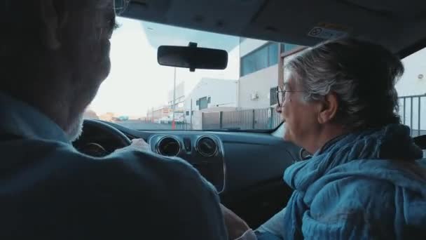 Güzel Yaşlı Bir Çiftin Şehirde Araba Sürüşünün Görüntüleri — Stok video