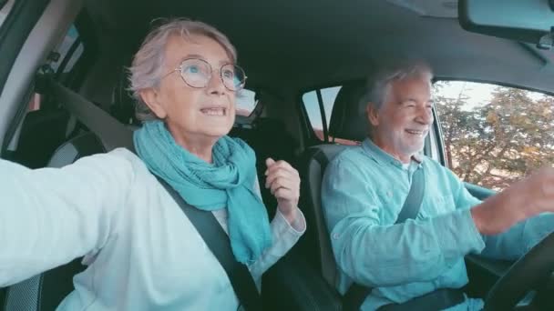 Güzel Yaşlı Bir Çiftin Şehirde Araba Sürüşünün Görüntüleri — Stok video