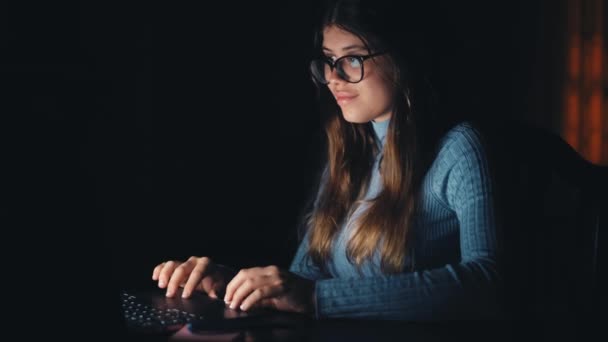 Imagens Bela Jovem Mulher Trabalhando Com Laptop Casa — Vídeo de Stock