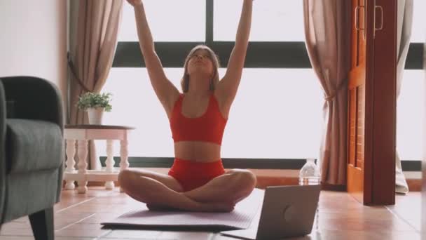 Rekaman Wanita Muda Yang Cantik Berlatih Yoga Ruang Tamu Rumah — Stok Video