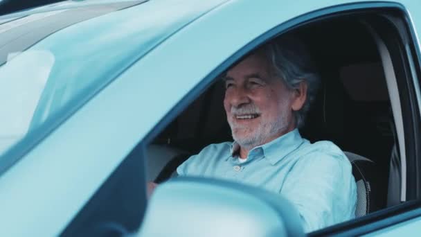 Yakışıklı Dalgın Yaşlı Bir Adamın Şehirde Araba Sürüşünün Görüntüleri — Stok video