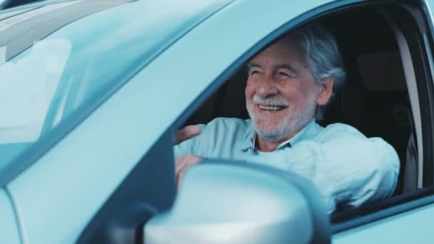 Yakışıklı Dalgın Yaşlı Bir Adamın Şehirde Araba Sürüşünün Görüntüleri — Stok video