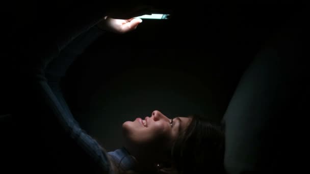 Kuvamateriaalia Kaunis Nuori Nainen Käyttää Älypuhelinta Pimeässä Huoneessa Sohvalla — kuvapankkivideo