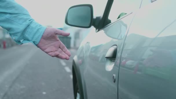 Yaşlı Adamın Yolda Araba Açarken Çekilmiş Yakın Çekim Görüntüleri — Stok video