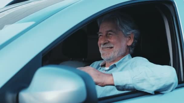 Кадри Красивого Пенсійного Старшого Чоловіка Їде Машині Місті — стокове відео