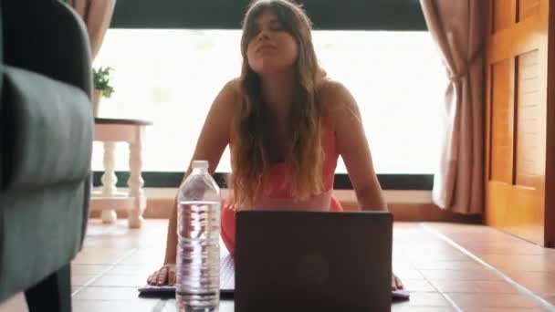 Záběry Krásné Mladé Ženy Pracující Notebookem Cvičící Jógu Obývacím Pokoji — Stock video