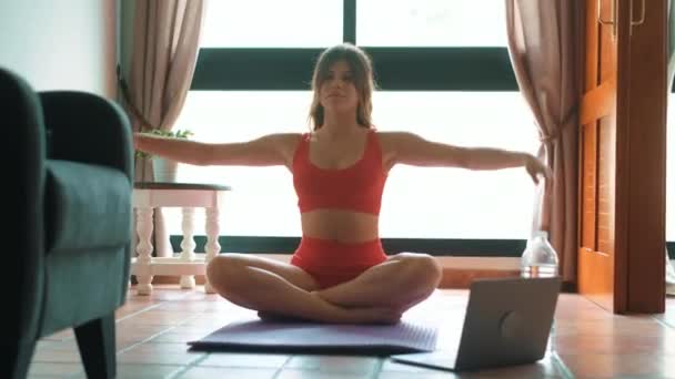 Filmaufnahmen Der Schönen Jungen Frau Die Hause Yoga Praktiziert — Stockvideo
