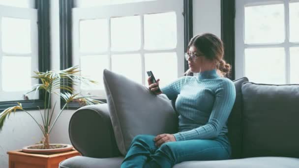 Imágenes Una Hermosa Mujer Joven Usando Teléfono Inteligente Sofá Casa — Vídeos de Stock