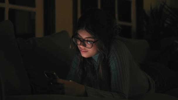 Imagens Bela Jovem Mulher Usando Smartphone Sofá Casa — Vídeo de Stock