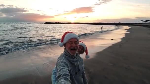 Riprese Due Anziani Felici Attivi Pensionati Santa Cappelli Che Celebrano — Video Stock