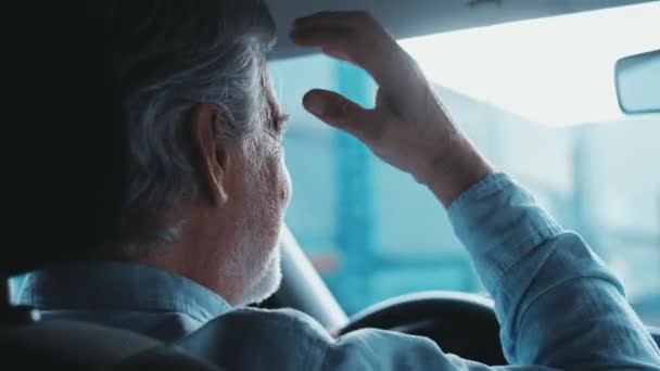 Кадри Красивого Пенсійного Старшого Чоловіка Їде Машині Місті — стокове відео