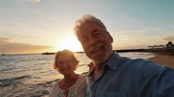 Riprese Due Anziani Pensionati Felici Attivi Che Divertono Divertono Guardando — Video Stock