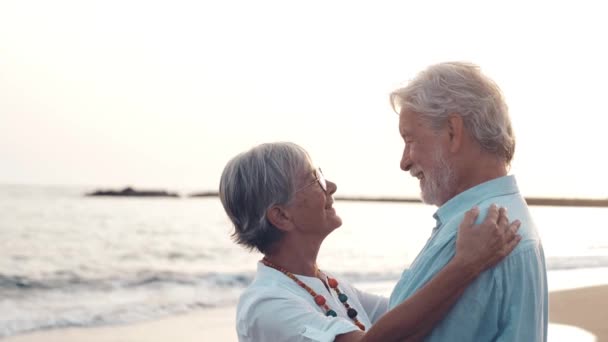 Imágenes Dos Jubilados Pensionistas Felices Activos Divirtiéndose Disfrutando Mirando Atardecer — Vídeo de stock