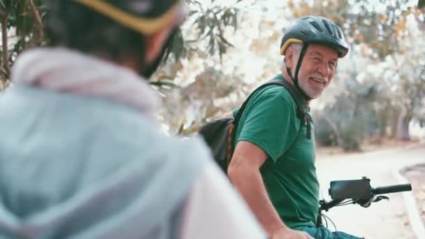 Кадры Красивой Романтической Старшей Пары Велосипедах Парке — стоковое видео