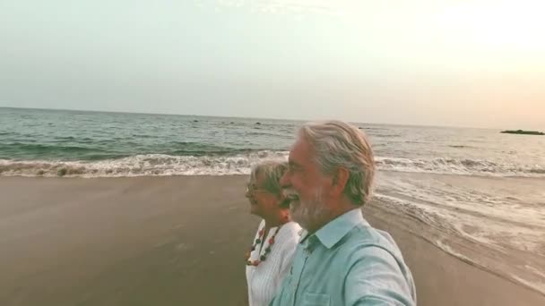 행복하고 활동적 노인이나 생활자 야외에서 휴가를 즐기며 바다에 노인들 석양을 — 비디오