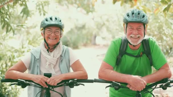 Кадры Красивой Романтической Старшей Пары Велосипедах Парке — стоковое видео