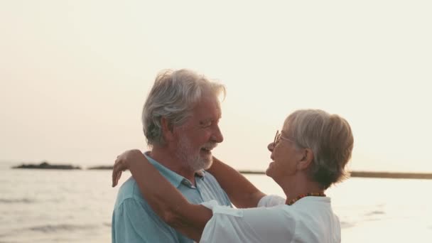 Zdjęcia Pięknej Romantycznej Pary Seniorów Obejmującej Plaży Podczas Zachodu Słońca — Wideo stockowe