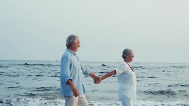 Beelden Van Twee Vrolijke Actieve Senioren Gepensioneerden Die Plezier Hebben — Stockvideo