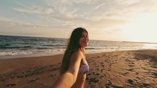Кадри Красивої Молодої Жінки Йде Мальовничому Пляжі Заходу Сонця — стокове відео