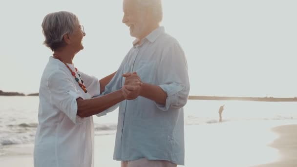 Beelden Van Twee Vrolijke Actieve Senioren Gepensioneerden Die Plezier Hebben — Stockvideo
