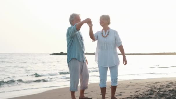 Riprese Due Anziani Pensionati Felici Attivi Che Divertono Divertono Guardando — Video Stock
