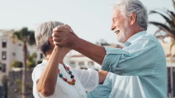 Bilder Glade Aktive Pensjonister Eller Pensjonister Som Har Det Gøy – stockvideo