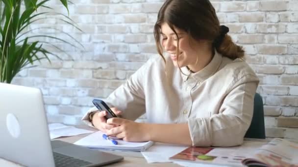 Záběry Sebevědomé Krásné Mladé Podnikatelky Pracující Notebookem Doma — Stock video