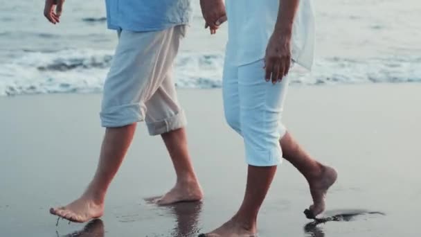 Imágenes Recortadas Pareja Romántica Caminando Descalza Playa Durante Atardecer — Vídeos de Stock