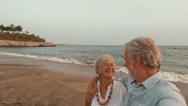 Des Images Deux Personnes Âgées Retraités Heureux Actifs Qui Amusent — Video