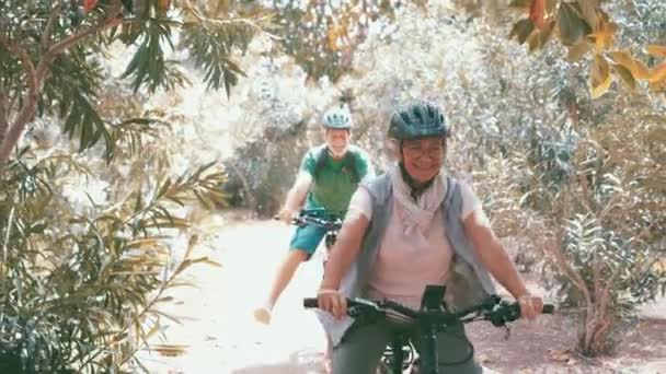 Material Archivo Hermosa Pareja Ancianos Románticos Montar Bicicletas Juntos Parque — Vídeos de Stock