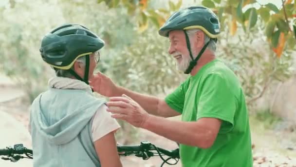 Filmaufnahmen Von Schönen Romantischen Senioren Paar Radfahren Park — Stockvideo