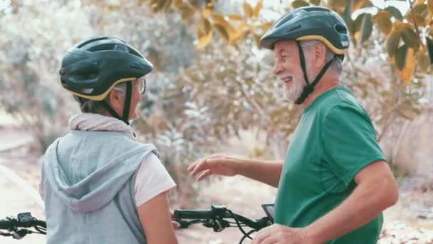 Filmaufnahmen Von Schönen Romantischen Senioren Paar Das Gemeinsam Park Fahrrad — Stockvideo